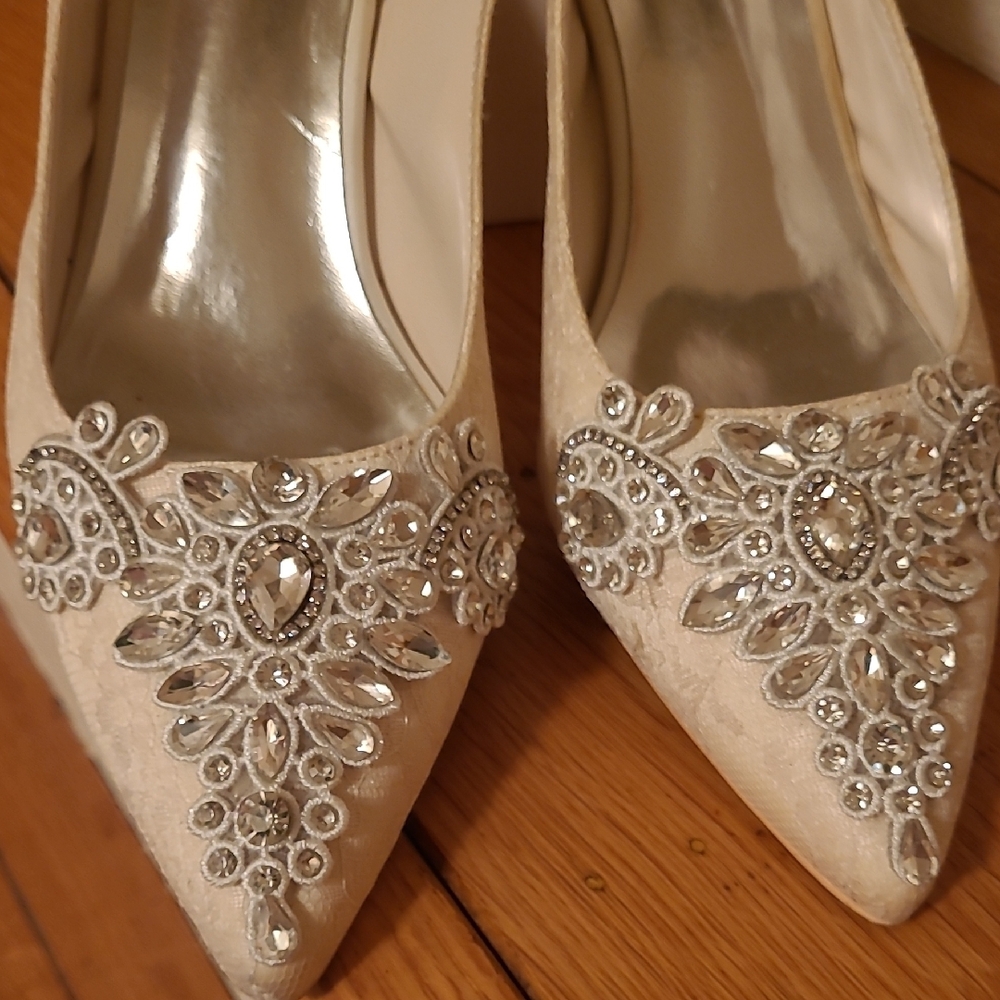 Elegant Ivory Brocade Embellished Women's Slingback Wedding Shoes - Picture 2 of 8